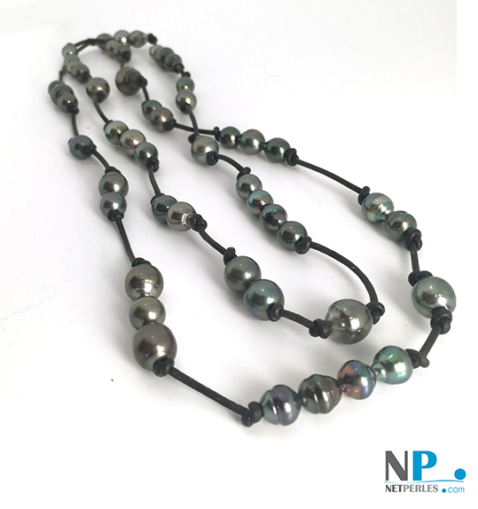 Long collier de perles noires de Tahiti, baroques, sur cuir